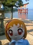 背景は、有名な海上の鳥居です